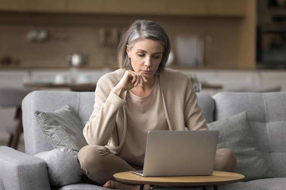 A woman working on a computer learns how to check nursing home violations.